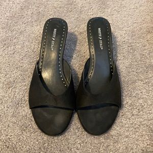 Black low heel shoe